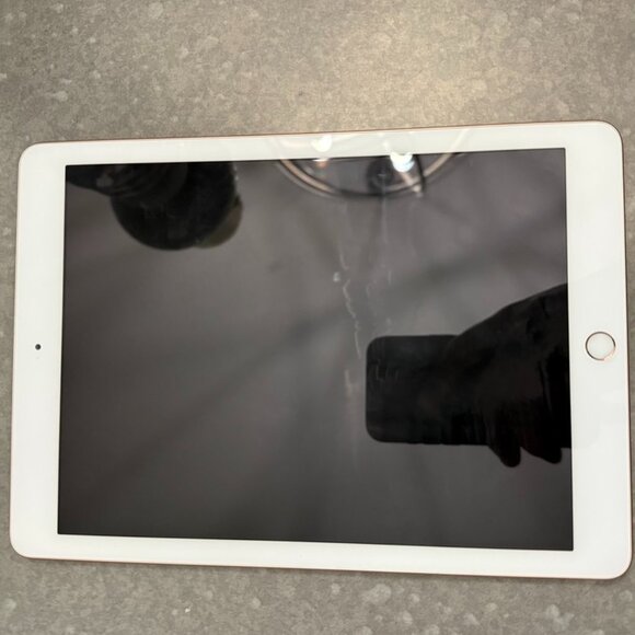Apple iPad (6th Generation) - 32GB Wi-Fi - Gold - Picture 6 of 10
